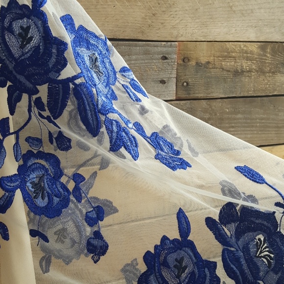 Beautiful dress - Picture 2 of 4